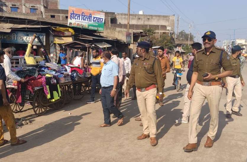 Encroachment removed मार्ग संकरा होने से लोगों को हो रही थी परेशानी, हटाया अतिक्रमण