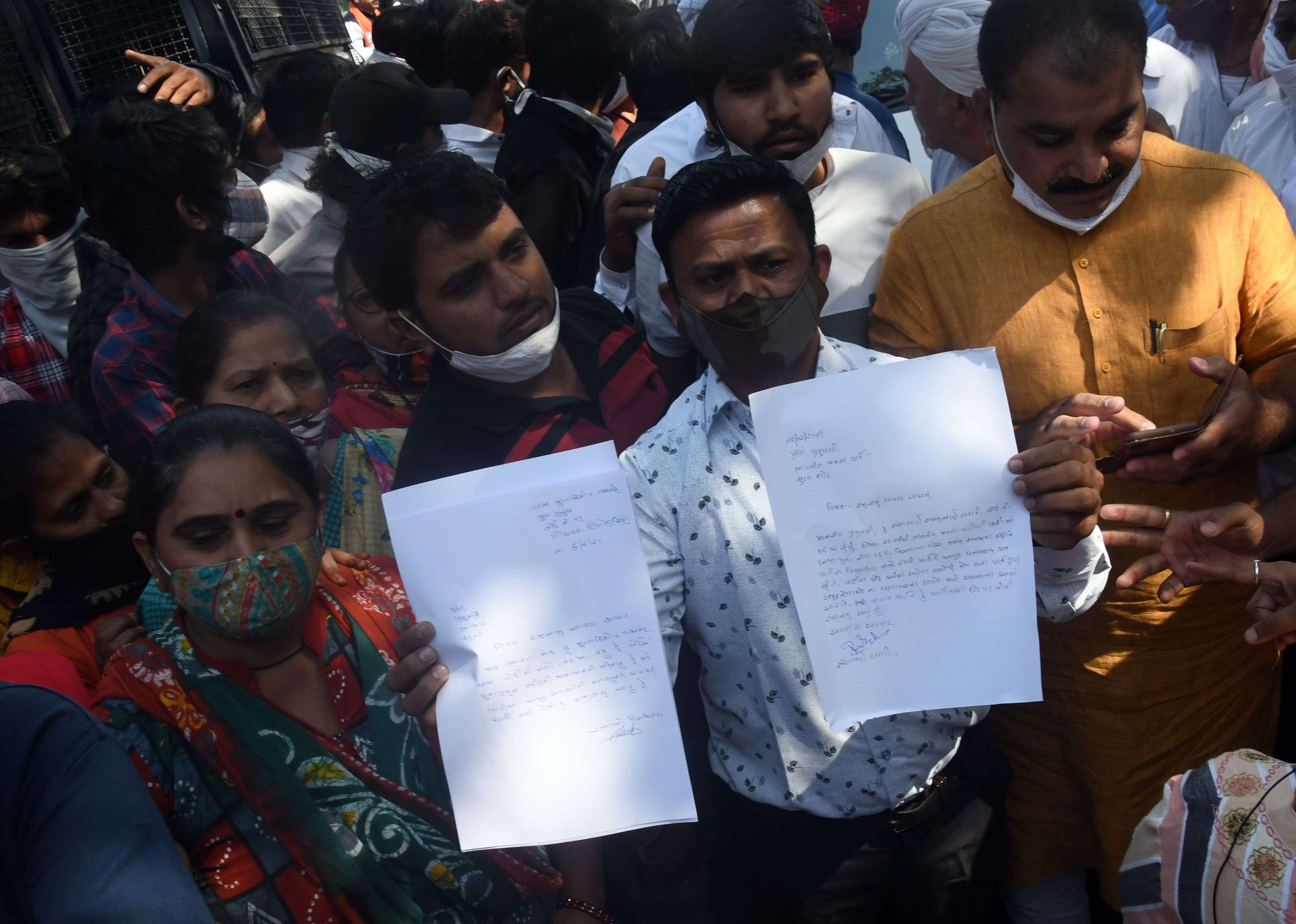 GUJARAT BJP NEWS: जताई नाराजगी, सौंपे इस्तीफे, पुलिस रही तैनात