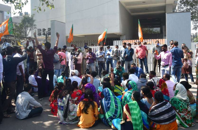 GUJARAT BJP NEWS: जताई नाराजगी, सौंपे इस्तीफे, पुलिस रही तैनात GUJARAT BJP NEWS: जताई नाराजगी, सौंपे इस्तीफे, पुलिस रही तैनात
