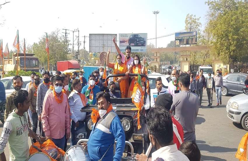 Ahmedabad News : भाजपा उम्मीदवारों ने विजय मुहूर्त में दाखिल किया पर्चा
