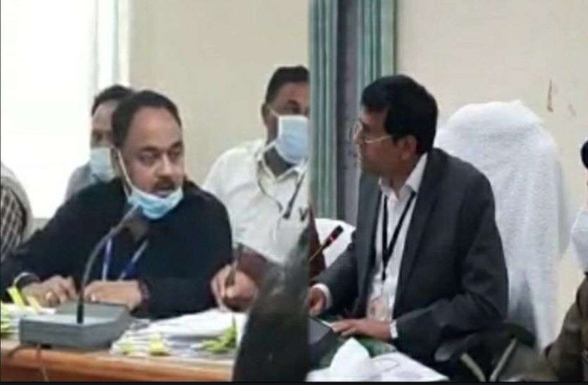 चार्जशीट थमाई तो सीएमएचओ ने उलटे संभागीय आयुक्त पर उठा दिए सवाल, बताया पूर्वाग्रह से ग्रसित चार्जशीट थमाई तो सीएमएचओ ने उलटे संभागीय आयुक्त पर उठा दिए सवाल, बताया पूर्वाग्रह से ग्रसित