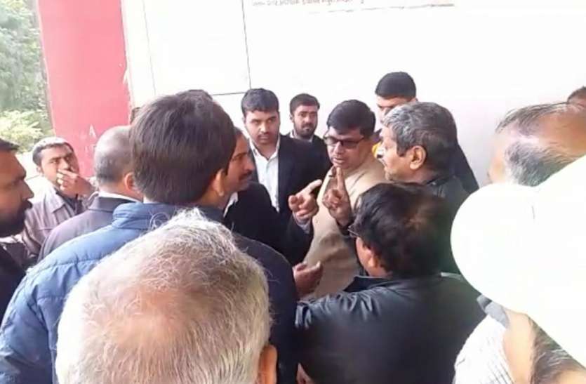 मुख्य पोस्ट ऑफिस पर आधार कार्ड में करेक्शन कराने आये दंपति से अभद्रता मुख्य पोस्ट ऑफिस पर आधार कार्ड में करेक्शन कराने आये दंपति से अभद्रता