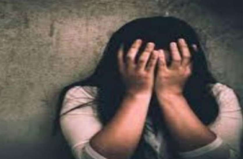 gang-rape-2.jpg पत्नी की आंख पर पट्टी बांधकर पति ने बनाए जबरन संबंध, फिर प्राइवेट पार्ट में डाल दी लोहे की राॅड