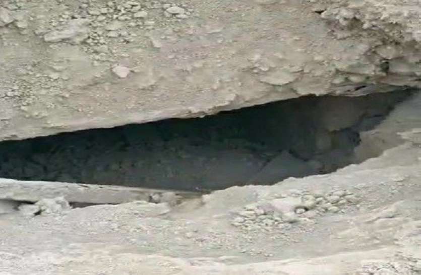 hapur.jpg OMG महिलाओं की कब्र खोदकर शवों से गायब किए सिर