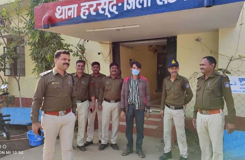 Arrested for stealing two lakh jewelery किराएदार ने आठ वर्षीय बेटी को खिड़की से मकान के अंदर भेजा और ले भागा था दो लाख के गहने, ससुराल से गिरफ्तार