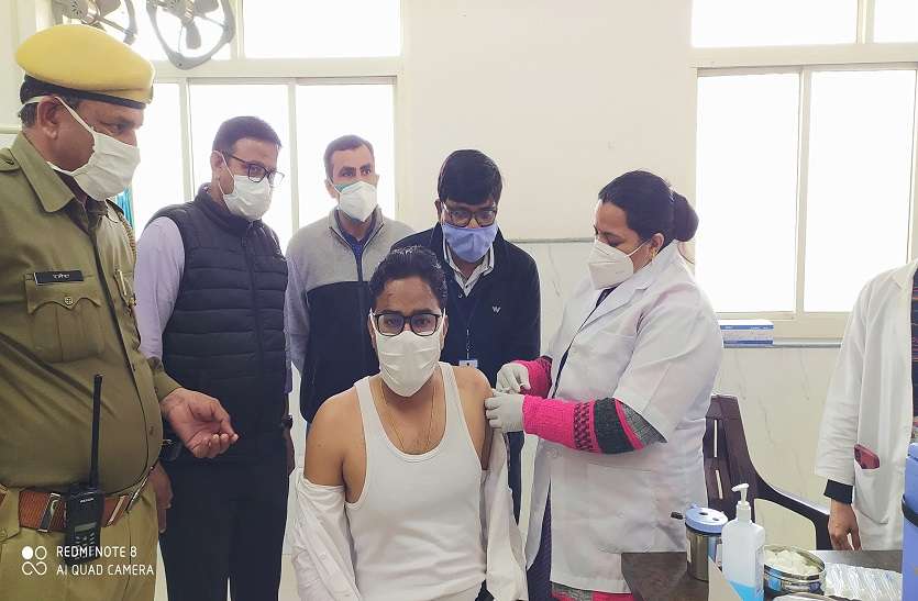 जिला कलक्टर ने लगवाई वैक्सीन, बोले: ऑल इज वेल जिला कलक्टर ने लगवाई वैक्सीन, बोले: ऑल इज वेल