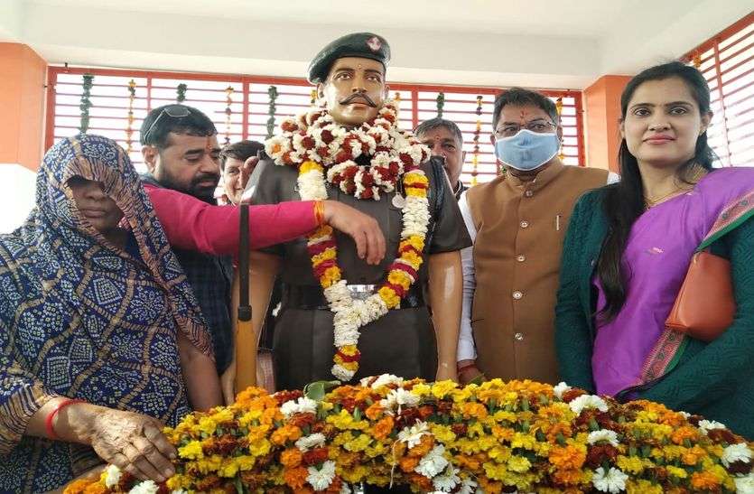 देश की सीमाओं पर तैनात सैनिकों के बदौलत हम लेते है घरों में चैन की नींद देश की सीमाओं पर तैनात सैनिकों के बदौलत हम लेते है घरों में चैन की नींद