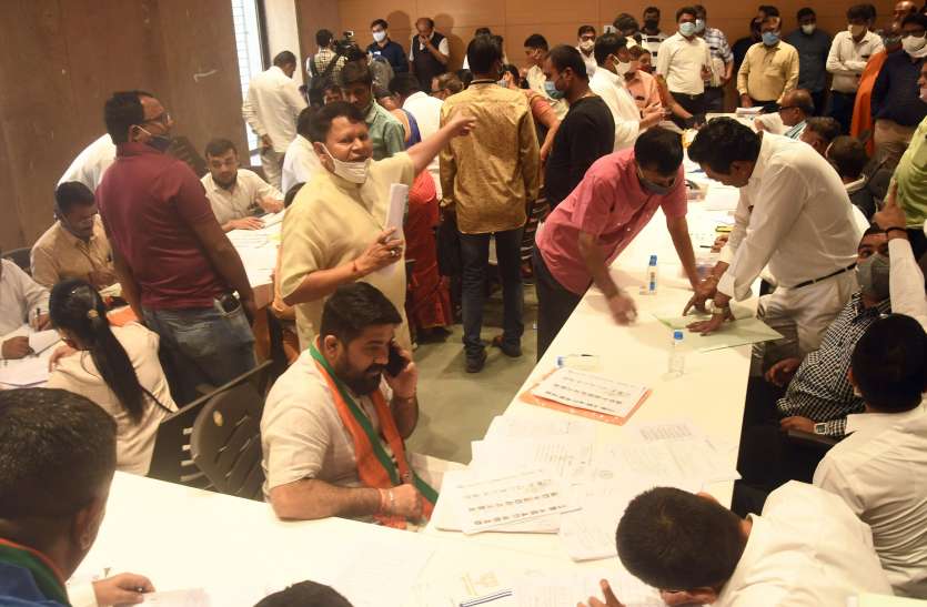 GUJARAT BJP NEWS: रात में देर तक चलती रही प्रत्याशियों के नामांकन की कार्यवाही GUJARAT BJP NEWS: रात में देर तक चलती रही प्रत्याशियों के नामांकन की कार्यवाही