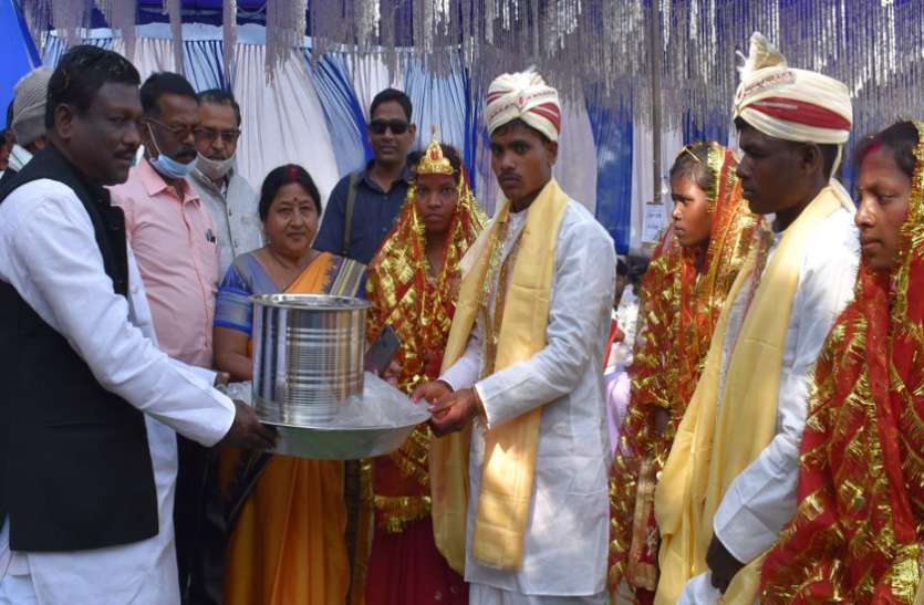 57 जोड़ों की हुई शादी, विधायक बोले- रीति-रिवाजों व परम्पराओं का करें सम्मान, कुरीतियां को दूर करने में निभाएं भूमिका 57 जोड़ों की हुई शादी, विधायक बोले- रीति-रिवाजों व परम्पराओं का करें सम्मान, कुरीतियां को दूर करने में निभाएं भूमिका