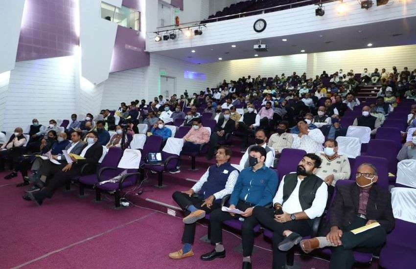 सेमिनार के दौरान मौजूद इंदौर सीए शाखा व टैक्स प्रैक्टिशनर्स एसोसिएशन इंदौर के मेंबर्स।