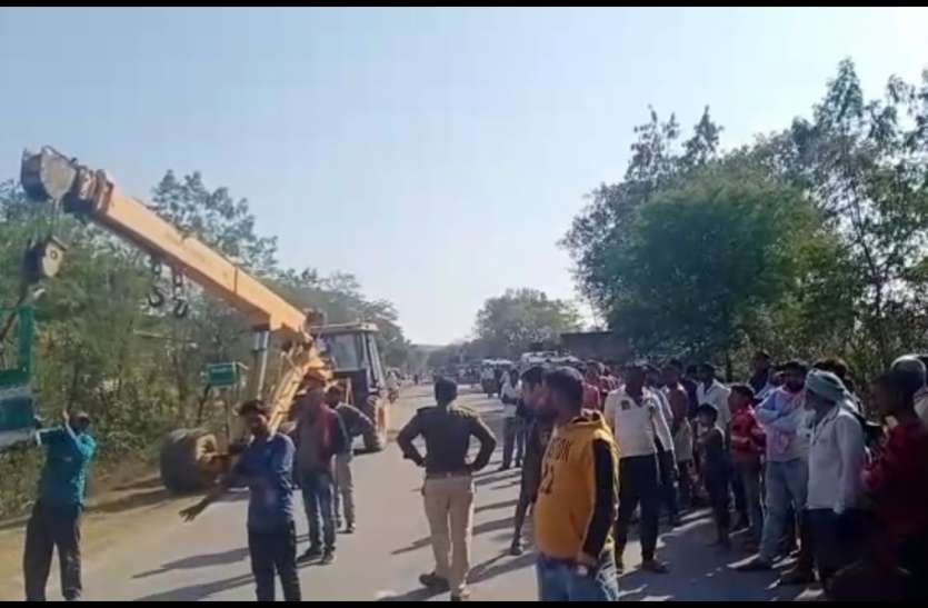 Bus-truck collision in Piparahi Valley of Madhya Pradesh मध्य प्रदेश के पिपराही घाटी में बस-ट्रक में जोरदार भिड़ंत, नगर सैनिक समेत तीन यात्रियों की मौत