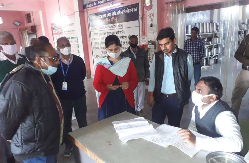 Collector reprimanded the operator for finding a mess in the children's food in the Cental Kitchen सेंटल किचेन में बच्चों के भोजन में गड़बड़ी पर कलेक्टर ने संचालक को लगाई फटकार, कही यह बात