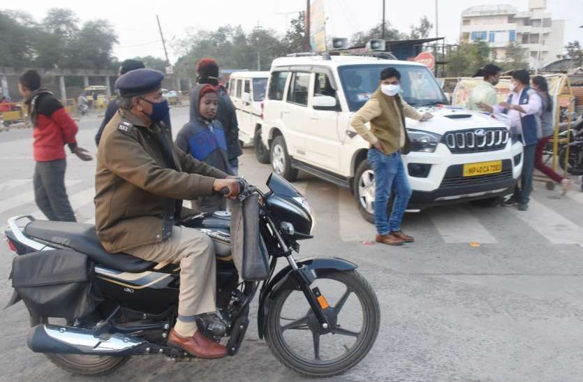 जब परिवहन अधिकारी ने काट दी ट्रेफिककर्मी की रसीद जब परिवहन अधिकारी ने काट दी ट्रेफिककर्मी की रसीद