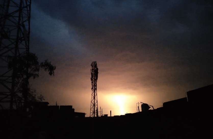 सतना में बदला मौसम का मिजाज, बारिश के साथ लौटी ठंड जब आधीरात कड़की बिजली,अंधेरे में खो गया शहर