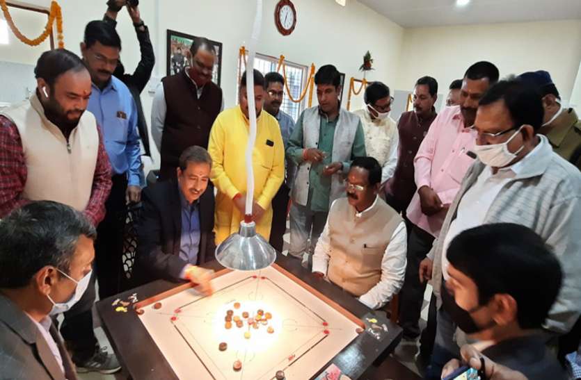 मंत्री अमरजीत ने कलक्टर-एसपी और सीईओ के साथ खेला कैरम, कहा- पुलिस का काम भाग-दौड़ से भरा मंत्री अमरजीत ने कलक्टर-एसपी और सीईओ के साथ खेला कैरम, कहा- पुलिस का काम भाग-दौड़ से भरा