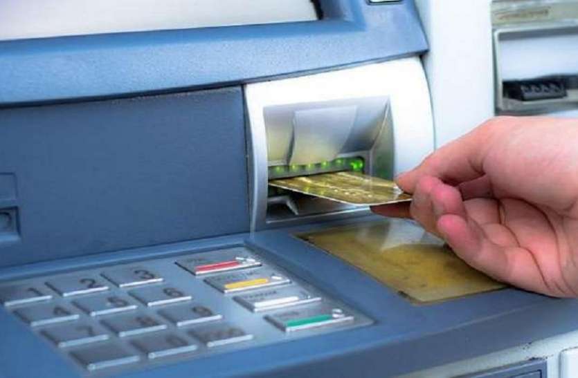 sbi_atm1.jpg Festival के लिए रुपए लेने ATM जा रहे हैं तो ये खबर पहले पढ़ लें... नए तरीके से हो रहा खाता साफ