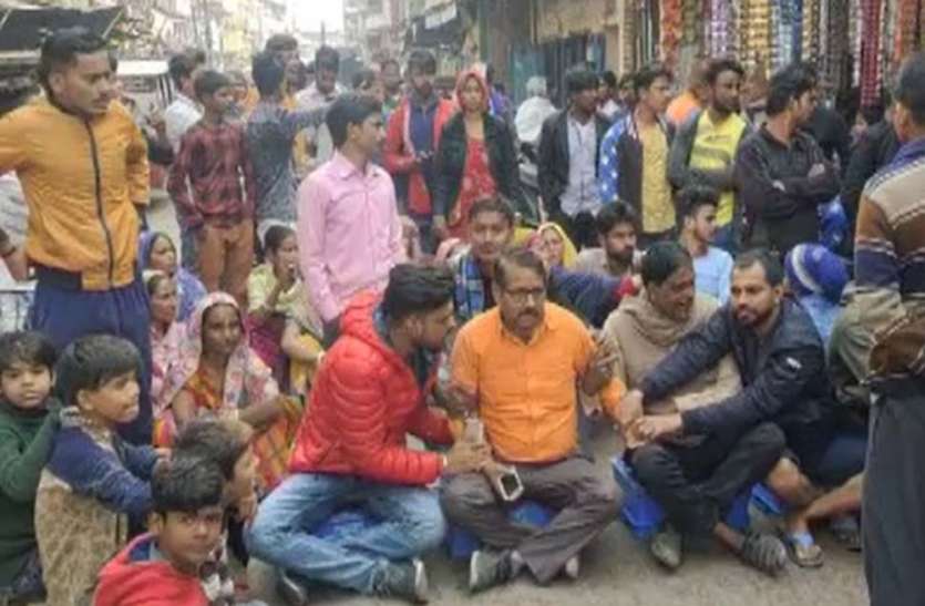 सड़क पार्षद को बंधक बनाकर बिठाया बीच सड़क पर, सकते में नगर निगम सड़क पार्षद को बंधक बनाकर बिठाया बीच सड़क पर, सकते में नगर निगम