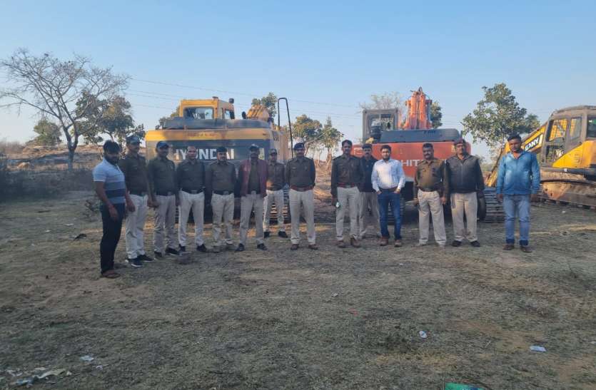 पुलिस व खनिज विभाग ने की संयुक्त कार्रवाई एमपी में घुसकर अवैध उत्खनन कर रही 2 मशीनें जब्त