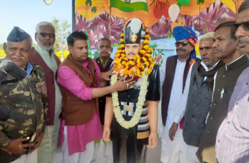 पावटा में शहीद रामनरेश गुर्जर की मूर्ति का अनावरण पावटा में शहीद रामनरेश गुर्जर की मूर्ति का अनावरण
