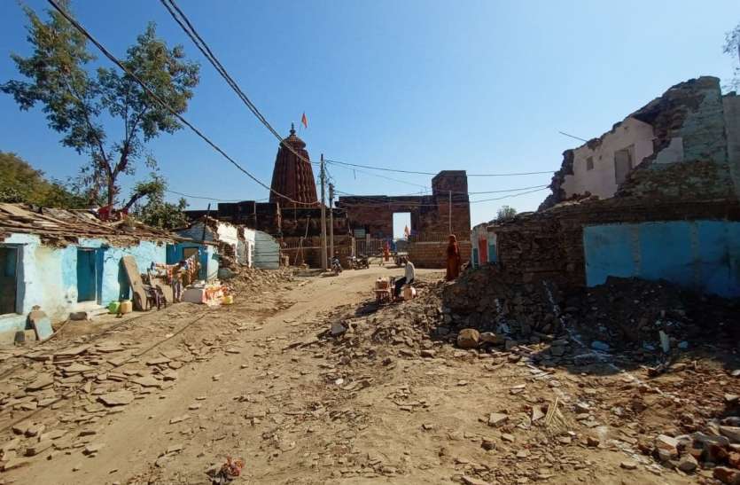 नीलकंठेश्वर के राह की बाधाएं हो रहीं दूर, 30 फीट चौड़ा हो रहा रास्ता नीलकंठेश्वर के राह की बाधाएं हो रहीं दूर, 30 फीट चौड़ा हो रहा रास्ता