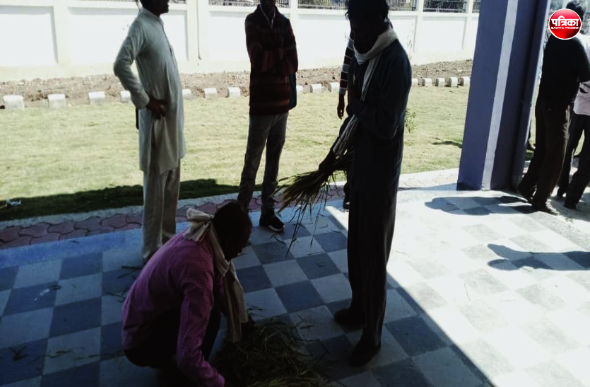 6.png जब फर्श पर गिरी फसल को कचरा कहने पर भड़के किसान