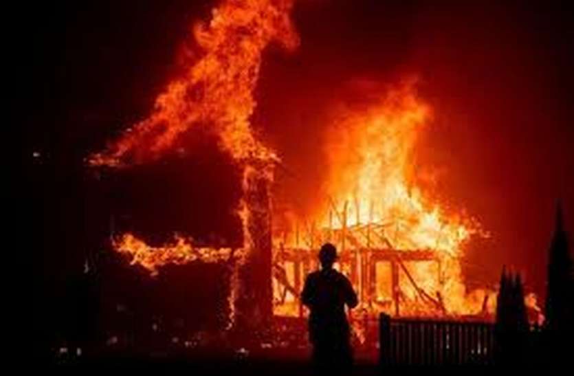 Bilaspur fire in New Composite Building office in Bilaspur Bilaspur: न्यू कंपोजिट बिल्डिंग के दफ्तर में आग से टेबिल-कुर्सियां, फाइलें जलकर राख