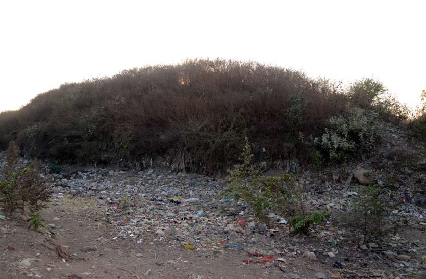बीच शहर मुंह चिढ़ा रहा कचरे का पहाड़, हजारों लोगों की सांसों में समा रही लाखों टन कचरे की 'जहरीली हवा बीच शहर मुंह चिढ़ा रहा कचरे का पहाड़, हजारों लोगों की सांसों में समा रही लाखों टन कचरे की 'जहरीली हवा