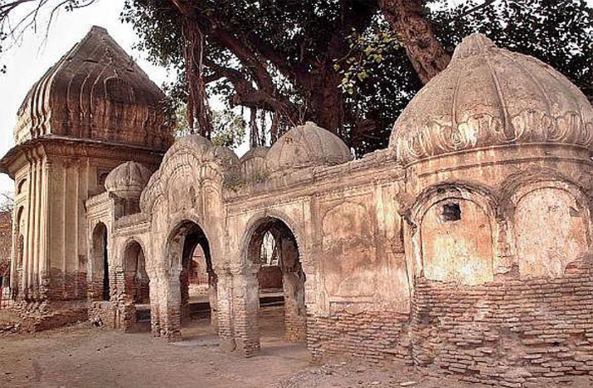 रिपोर्ट: पाकिस्तान में ज्यादातर हिंदू मंदिर खस्ताहाल, ध्यान नहीं दे रही सरकार रिपोर्ट: पाकिस्तान में ज्यादातर हिंदू मंदिर खस्ताहाल, ध्यान नहीं दे रही सरकार