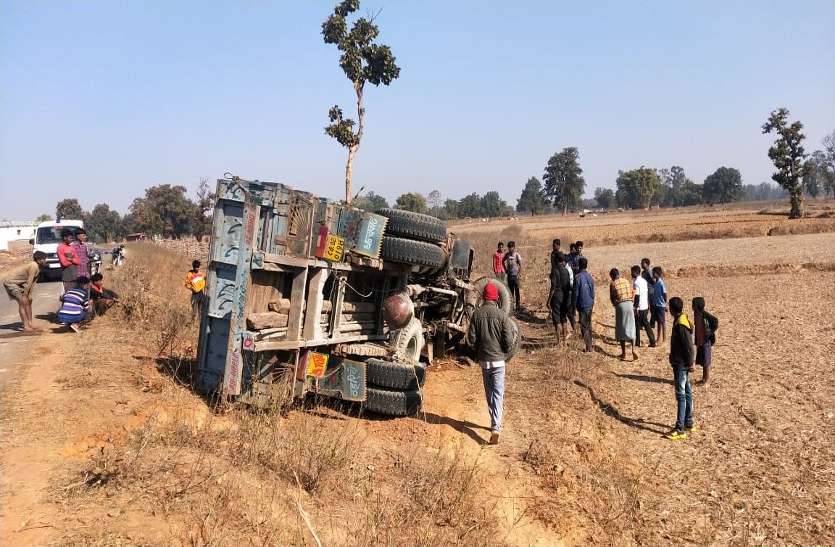 ड्राइवर की जगह खलासी चला रहा था मजदूरों से भरा ट्रक, मोड़ आते ही हो गया हादसा, 13 घायल ड्राइवर की जगह खलासी चला रहा था मजदूरों से भरा ट्रक, मोड़ आते ही हो गया हादसा, 13 घायल