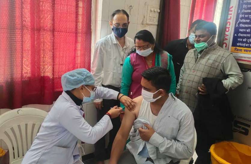 Collector Priyank Mishra gets vaccinated in the district hospital. कलेक्टर ने लगवाया टीका, आज 1350 लोगों को कोविड-19 वैक्सीनेशन का लक्ष्य