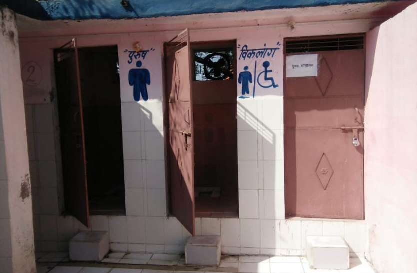 भांडेर बस स्टैंड पर सुविधाओं के अभाव में परेशान होते हैं यात्री भांडेर बस स्टैंड पर सुविधाओं के अभाव में परेशान होते हैं यात्री