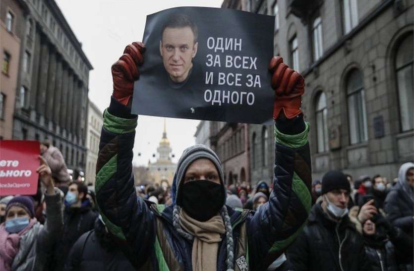 RUSSIA PROTEST : दो दशक से सत्ता में बैठे रूसी राष्ट्रपति पुतिन के लिए खतरे की घंटी RUSSIA PROTEST : दो दशक से सत्ता में बैठे रूसी राष्ट्रपति पुतिन के लिए खतरे की घंटी