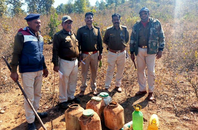 news आबकारी विभाग की कार्रवाई : अवैध शराब का जखीरा जब्त, भारी मात्रा में महुआ लाहन भी किया नष्ट