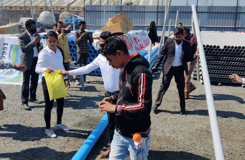 ब्रांड की नकल कर सस्ते दाम पर बेच रहे थे पाइप, ट्रेडमार्क का दुरुपयोग करने पर फैक्ट्री सील ब्रांड की नकल कर सस्ते दाम पर बेच रहे थे पाइप, ट्रेडमार्क का दुरुपयोग करने पर फैक्ट्री सील