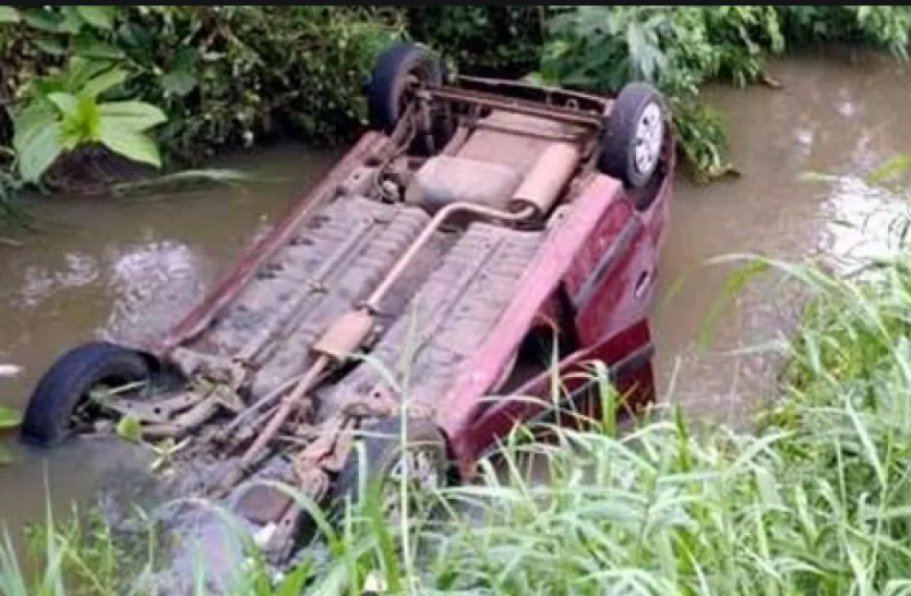 car falls Telangana : वारंगल में कार नहर में गिरी, 3 की मौत