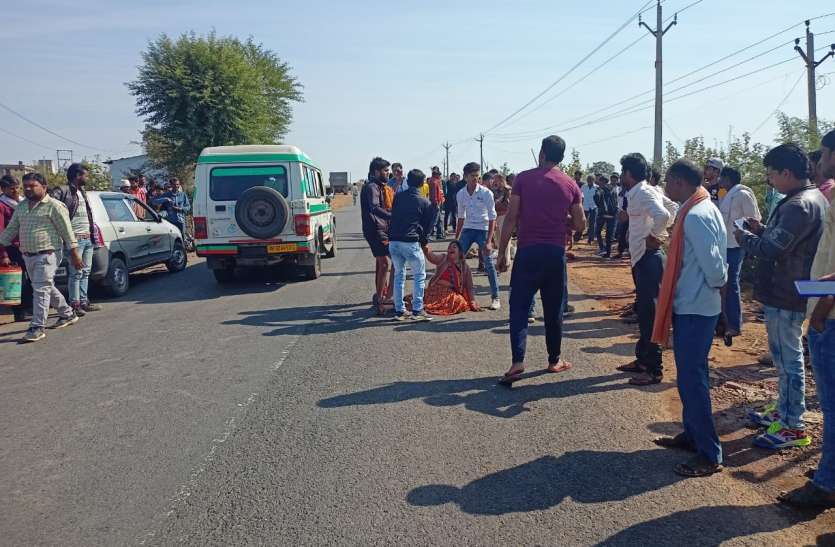 सुनहरा में पकड़ा गया ट्रक तेज रफ्तार ट्रक ने बाइक सवार छात्रों को मारी टक्कर, दो की मौत