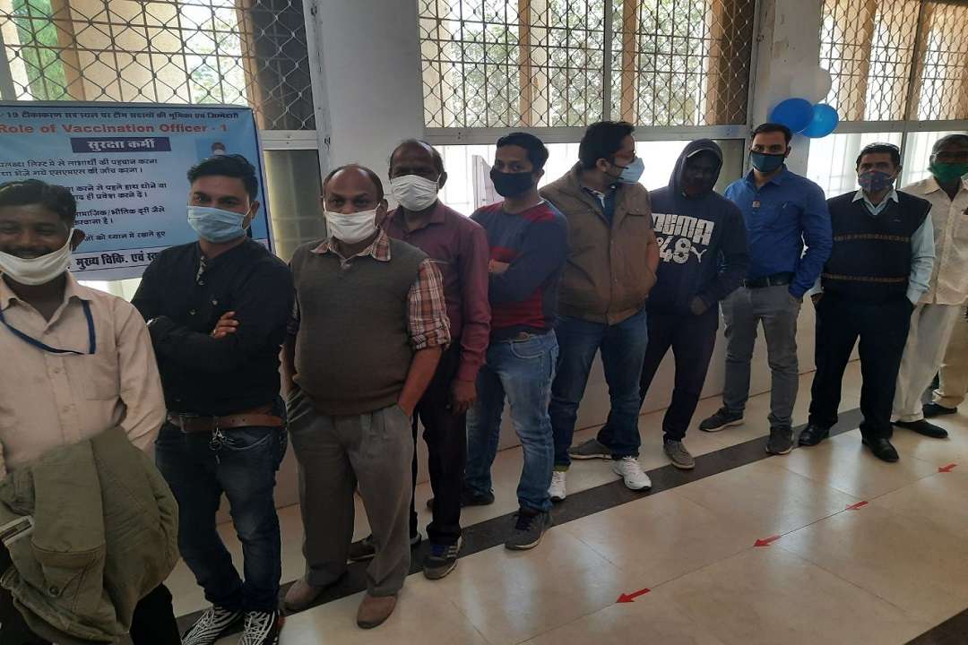 विक्टोरिया अस्पताल में कोविड-19 टीकाकरण को लगी लंबी कतार