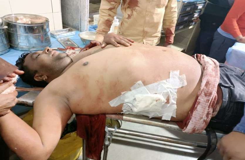 मायापुरी कॉलोनी में प्लाट पर निर्माण को लेकर विवाद पिता-पुत्रों को चाकू मारे मायापुरी कॉलोनी में प्लाट पर निर्माण को लेकर विवाद पिता-पुत्रों को चाकू मारे