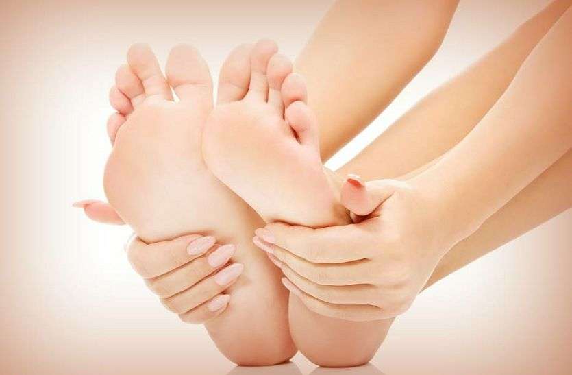 फटी एड़ियों की समस्या है तो घरेलू उपाय से ऐसे बनाएं उन्हें कोमल फटी एड़ियों की समस्या है तो घरेलू उपाय से ऐसे बनाएं उन्हें कोमल