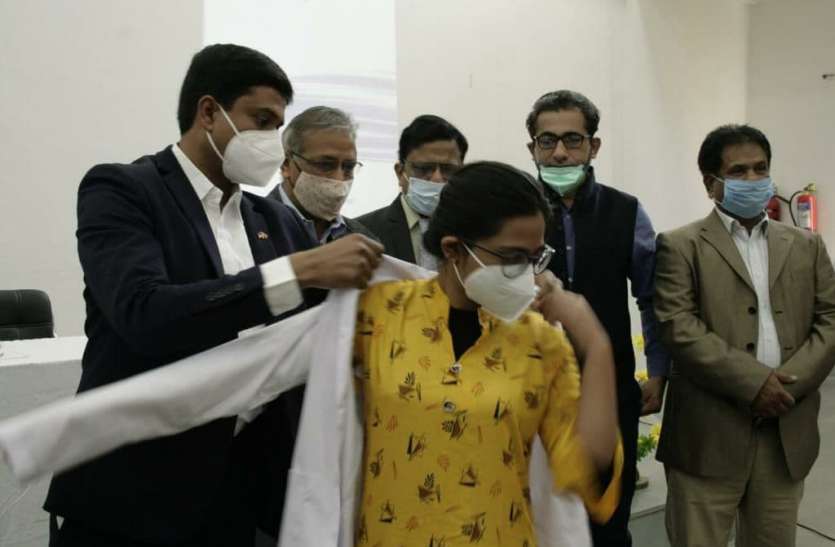 एमबीबीएस के विद्यार्थियों को पहनाया सफेद कोट एमबीबीएस के विद्यार्थियों को पहनाया सफेद कोट