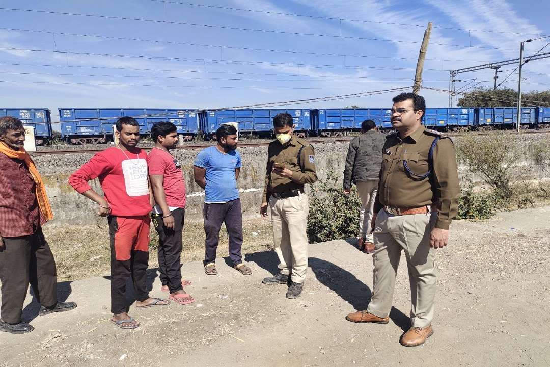 रेलवे ट्रैक के पास युवक का शव मिलने के बाद पहुंची पुलिस