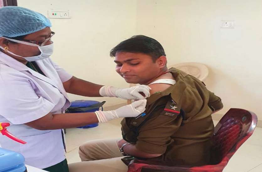 द्वितीय चरण के कोरोना टीका की शुरुआत, 7200 फ्रंटलाइन वर्करों के बाद 397 पुलिस कर्मियों को लगा टीका द्वितीय चरण के कोरोना टीका की शुरुआत, 7200 फ्रंटलाइन वर्करों के बाद 397 पुलिस कर्मियों को लगा टीका