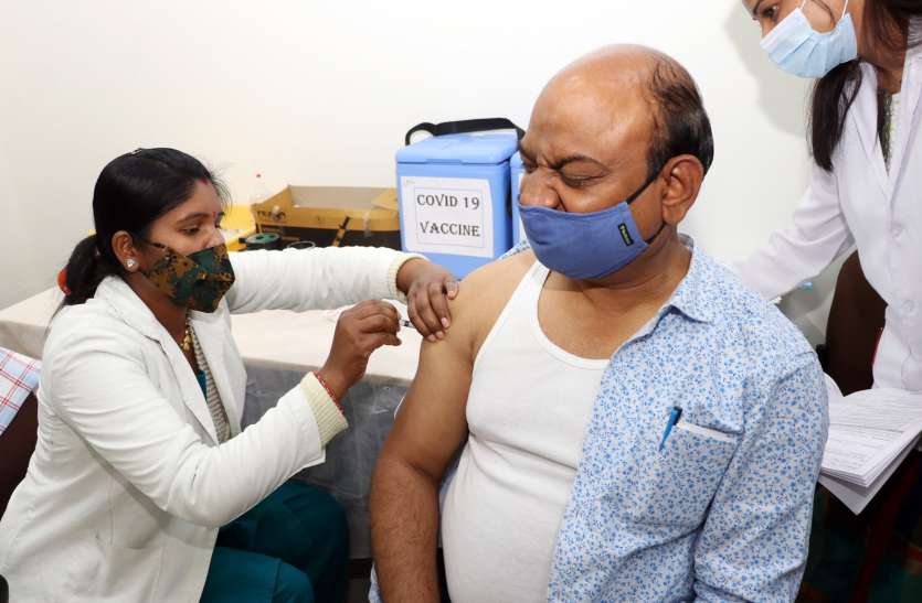 647 frontline workers, including Collector-SP, get corona vaccine कलेक्टर-एसपी सहित 647 फ्रंटलाइन वर्करों को लगाई कोरोना वैक्सीन