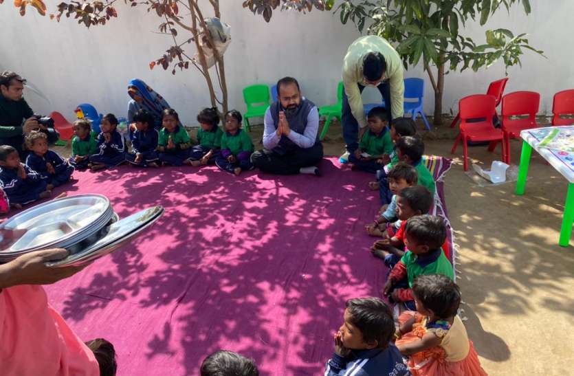 Collector reached Anganwadi center, had food with children आंगनबाड़ी केंद्र पहुंचे कलेक्टर, बच्चों के साथ किया भोजन