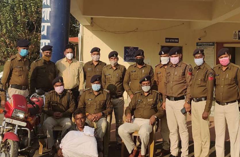 बाइक पर बोरे में छिपाकर ले जा रहा था ढाई लाख का गांजा, पुलिस ने रास्ते में किया गिरफ्तार बाइक पर बोरे में छिपाकर ले जा रहा था ढाई लाख का गांजा, पुलिस ने रास्ते में किया गिरफ्तार