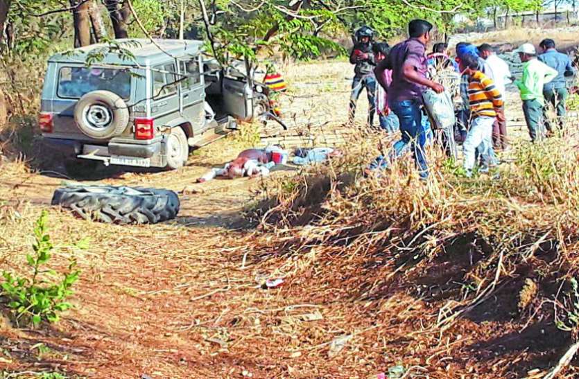 ट्रैक्टर और बोलेरो में भिड़ंत तीन लोगों की मौत, दो घायल ट्रैक्टर और बोलेरो में भिड़ंत तीन लोगों की मौत, दो घायल