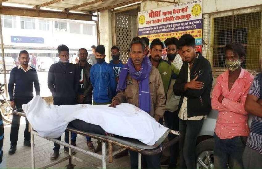 पुत्र के शव के साथ पिता