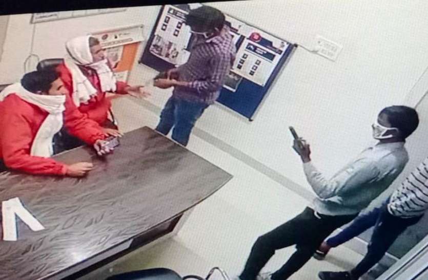 हथियारबंद लुटेरों ने किया पेट्रोल पंप पर लूट का प्रयास, सेल्समैनों ने किया डटकर मुकाबला हथियारबंद लुटेरों ने किया पेट्रोल पंप पर लूट का प्रयास, सेल्समैनों ने किया डटकर मुकाबला