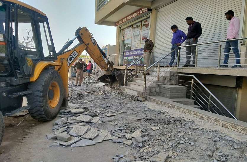 अतिक्रमण हटाते जेडीए दस्ता। साठ फीट सेक्टर रोड में आ रहे दो सौ अतिक्रमण ध्वस्त