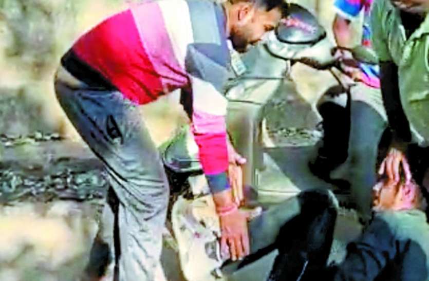 Policemen were seen brutally beating the young man युवक को बेरहमी से पीटते नजर आए पुलिसकर्मी